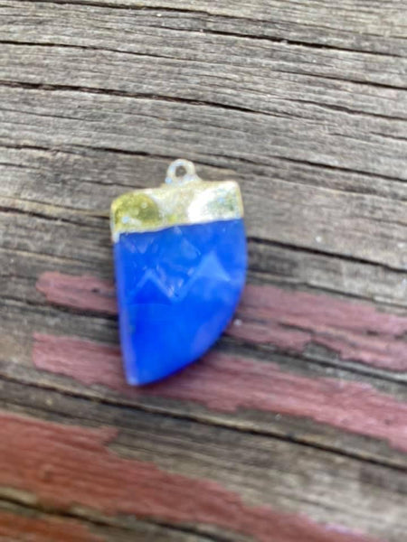 P1811  Faceted Blue Agate Electroplated in Silver Pendant “Tooth”