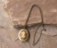 V0949  ONE (1) Vintage Gold Plated Cameo Locket/Pendant Necklace