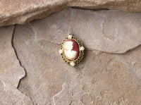 V0950  ONE (1) Vintage Gold Plated Cameo Pendant Circa 80’s