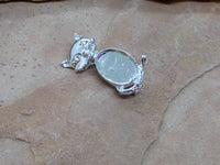 M0372  Vintage Silver Plated Metal Cat Brooch with a Cabochon